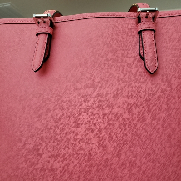 Michael Kors Pocket Tote w/ Matching Wristet - Picture 3 of 13